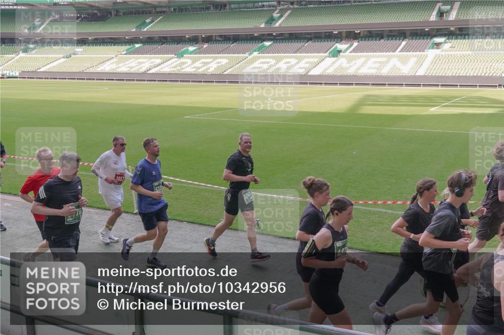 13.09.2026 - 21. swb-Marathon Bremen Michael Burmester http://msf.ph/oto/10342956 13.09.2026 13:26:54 Laufen im Stadion 186, 202, 357, 364, 390, 530, 543, 597, 645, 833, 966, 1077, 1283, 1412, 1443, 1459, 1473, 1487, 1530, 1608, 1618, 1700, 1744, 1769, 1828, 1953, 1961, 2058, 2236, 2273, 2298, 2308, 2309, 2382, 2384, 2388, 2404, 2428, 2507, 2508, 2542, 2558, 2576, 2582, 2592, 2656, 2675, 2725, 2748, 2762, 2817, 2875, 2876, 2923, 2965, 2970, 3045, 3047, 3050, 3062, 3073, 3084, 3097, 3172, 3184, 3219, 3359, 3433, 3540, 3592, 3629, 3756, 3851, 3885, 3907, 3978 meine-sportfotos.de