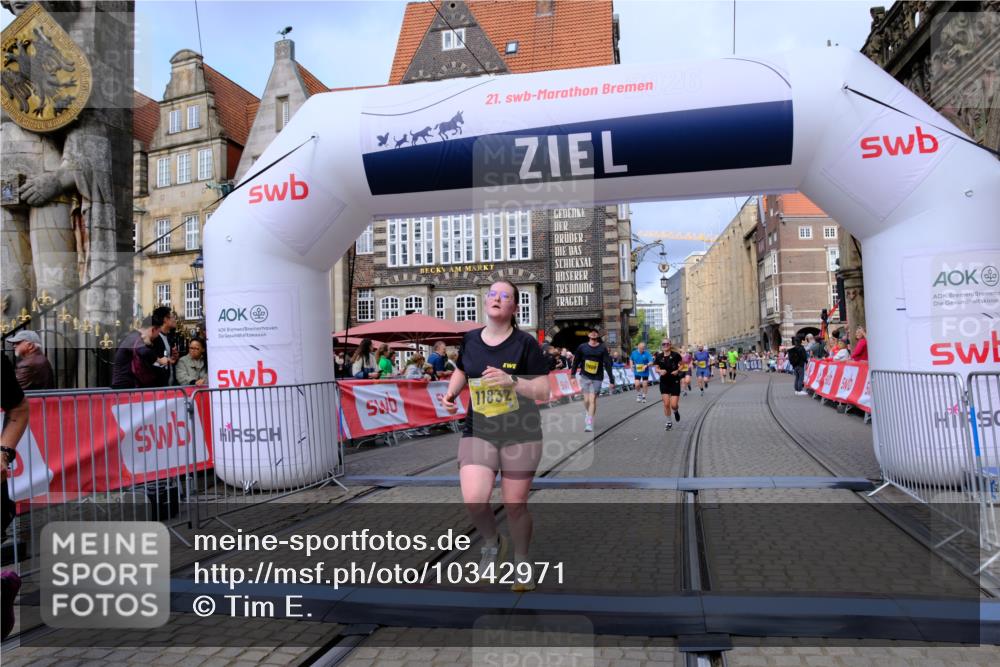 13.09.2026 - 21. swb-Marathon Bremen Tim E. http://msf.ph/oto/10342971 13.09.2026 11:13:11 Ziel 10483, 10893, 11606, 11627, 11671, 11832, 12050, 12060, 12423 meine-sportfotos.de