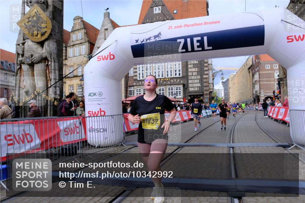 13.09.2026 - 21. swb-Marathon Bremen Tim E. http://msf.ph/oto/10342992 13.09.2026 11:13:12 Ziel 10483, 10893, 11606, 11627, 11671, 11832, 12050, 12060, 12423 meine-sportfotos.de