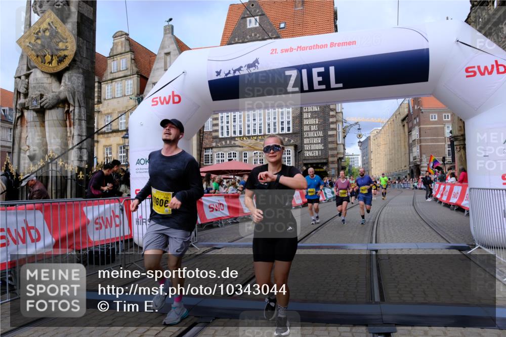 13.09.2026 - 21. swb-Marathon Bremen Tim E. http://msf.ph/oto/10343044 13.09.2026 11:13:15 Ziel 10483, 10804, 10893, 11357, 11606, 11627, 11671, 11832, 12050, 12060, 12393, 12418, 12423 meine-sportfotos.de