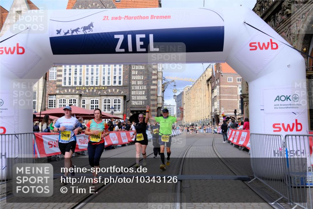 13.09.2026 - 21. swb-Marathon Bremen Tim E. http://msf.ph/oto/10343126 13.09.2026 11:13:22 Ziel 10804, 10893, 11048, 11357, 11606, 11627, 11671, 11832, 12050, 12060, 12393, 12418 meine-sportfotos.de