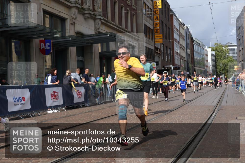 13.09.2026 - 21. swb-Marathon Bremen Strokosch-Dieckow http://msf.ph/oto/10343255 13.09.2026 11:08:34 Ziel 10217, 10399, 10455, 10469, 10599, 10609, 11011, 11053, 11074, 11358, 11421, 11434, 11531, 11710, 11718, 11812, 11834, 11905, 12192, 12256, 12353, 12438, 12517, 12554, 10135, 10188, 10229, 10851, 11065, 11124, 11509, 11560, 11561, 11678, 11834, 11888, 11968, 12073, 12162, 12164, 12315, 12325, 12410, 12516 meine-sportfotos.de