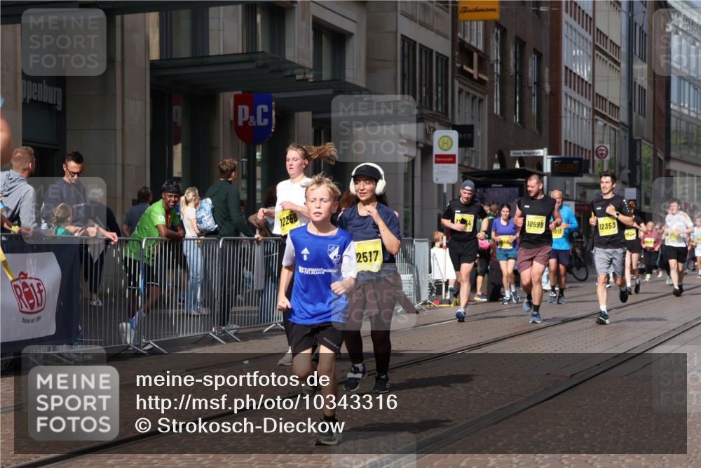13.09.2026 - 21. swb-Marathon Bremen Strokosch-Dieckow http://msf.ph/oto/10343316 13.09.2026 11:08:36 Ziel 10217, 10399, 10455, 10469, 10570, 10599, 10609, 10630, 11011, 11053, 11074, 11138, 11358, 11421, 11434, 11531, 11710, 11718, 11812, 11905, 12192, 12256, 12353, 12438, 12517, 12554, 10229, 10609, 10851, 11065, 11124, 11509, 11560, 11561, 11678, 11834, 11888, 11968, 12073, 12162, 12164, 12315, 12325, 12410, 12516 meine-sportfotos.de