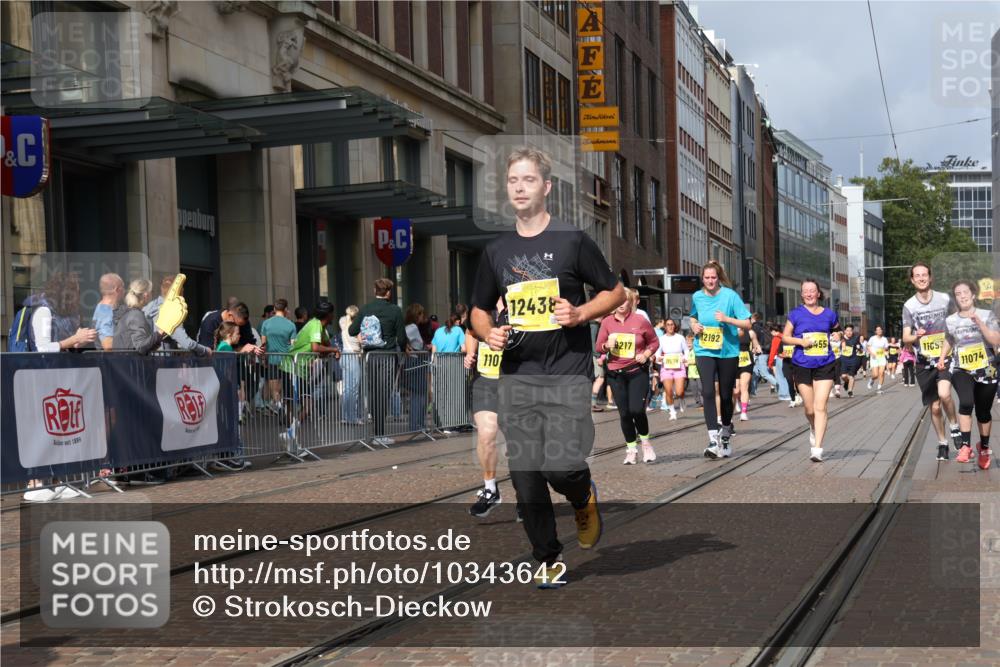 13.09.2026 - 21. swb-Marathon Bremen Strokosch-Dieckow http://msf.ph/oto/10343642 13.09.2026 11:08:51 Ziel 10217, 10314, 10321, 10455, 10570, 10630, 10664, 10686, 10694, 10983, 11011, 11091, 11138, 11304, 11531, 11578, 11764, 11812, 11882, 11905, 11915, 11987, 12155, 12192, 12337, 12491, 12554, 13607, 10229, 10399, 10469, 10599, 10609, 11053, 11065, 11074, 11358, 11421, 11434, 11678, 11710, 11718, 11834, 12162, 12256, 12353, 12438, 12516, 12517 meine-sportfotos.de