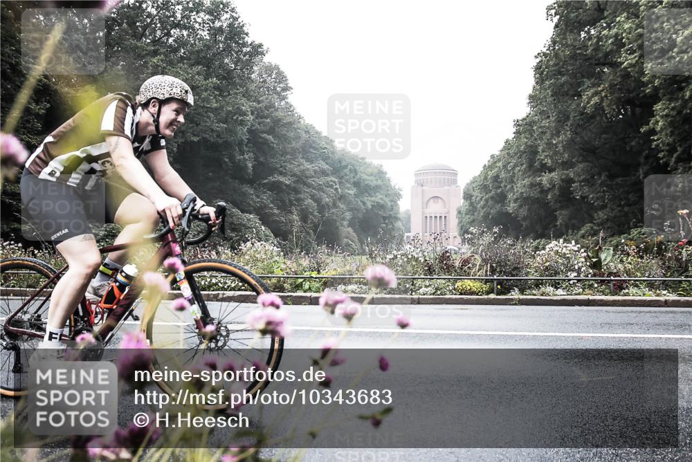 13.09.2026 - Stadtparktriathlon H.Heesch http://msf.ph/oto/10343683 13.09.2026 10:22:26 Radfahren 299, 302, 464 meine-sportfotos.de