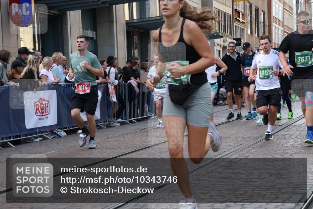 13.09.2026 - 21. swb-Marathon Bremen Strokosch-Dieckow http://msf.ph/oto/10343746 13.09.2026 13:29:02 Ziel 132, 303, 394, 596, 651, 745, 1083, 1365, 1387, 1545, 1823, 2023, 2070, 2076, 2301, 2742, 2867, 2957, 3258, 3721, 3796, 3846, 3912, 4541, 5036, 5244, 5599, 6030, 6103, 6499, 6690, 7013, 7149, 7361, 7426, 7631, 7649, 7860, 8007, 8009, 8066, 8099, 8277, 8338, 8675, 8831, 9249, 9661, 9889, 10128, 394, 430, 565, 687, 722, 725, 936, 1014, 1274, 1688, 2070, 2223, 2276, 2378, 2851, 2891, 3348, 3419, 3444, 3665, 3938, 4590, 5225, 5267, 7263, 7527 meine-sportfotos.de