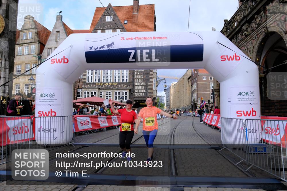 13.09.2026 - 21. swb-Marathon Bremen Tim E. http://msf.ph/oto/10343923 13.09.2026 11:14:05 Ziel 10330, 10766, 11078, 11999, 12010 meine-sportfotos.de