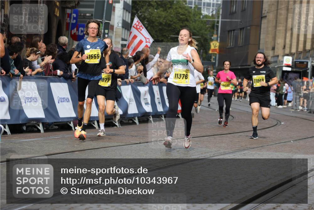 13.09.2026 - 21. swb-Marathon Bremen Strokosch-Dieckow http://msf.ph/oto/10343967 13.09.2026 10:52:06 Ziel 10162, 10183, 10281, 10348, 10467, 10641, 11273, 11542, 11685, 11733, 11777, 11784, 11962, 12329, 12349, 11371, 11610, 12319, 13578 meine-sportfotos.de