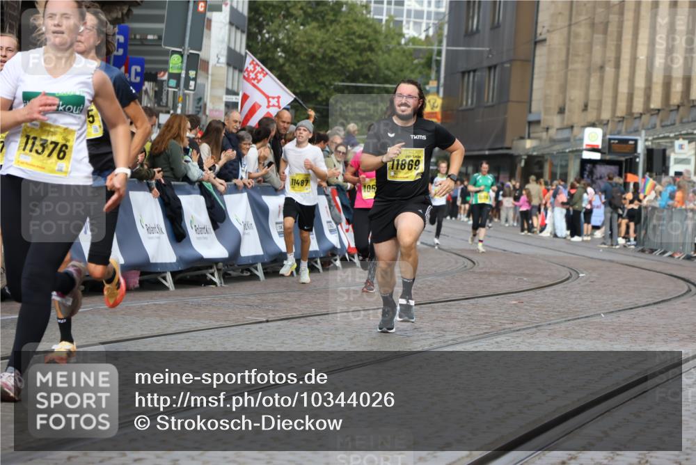13.09.2026 - 21. swb-Marathon Bremen Strokosch-Dieckow http://msf.ph/oto/10344026 13.09.2026 10:52:08 Ziel 10162, 10183, 10281, 10348, 10467, 10641, 11273, 11277, 11542, 11685, 11733, 11777, 11784, 11962, 12329, 12349, 11371, 11610, 12319, 13578 meine-sportfotos.de