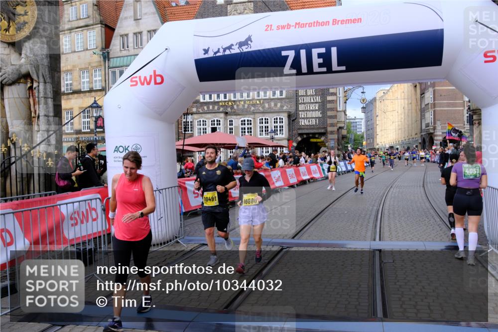 13.09.2026 - 21. swb-Marathon Bremen Tim E. http://msf.ph/oto/10344032 13.09.2026 11:14:17 Ziel 10491, 10799, 10880, 11027, 11902 meine-sportfotos.de