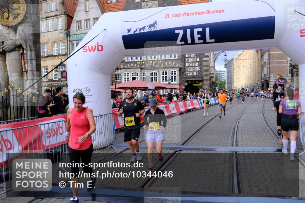 13.09.2026 - 21. swb-Marathon Bremen Tim E. http://msf.ph/oto/10344046 13.09.2026 11:14:17 Ziel 10491, 10799, 10880, 11027, 11902 meine-sportfotos.de