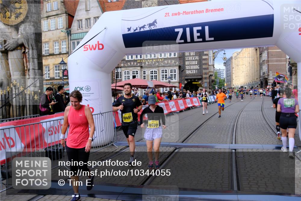 13.09.2026 - 21. swb-Marathon Bremen Tim E. http://msf.ph/oto/10344055 13.09.2026 11:14:17 Ziel 10491, 10799, 10880, 11027, 11902 meine-sportfotos.de