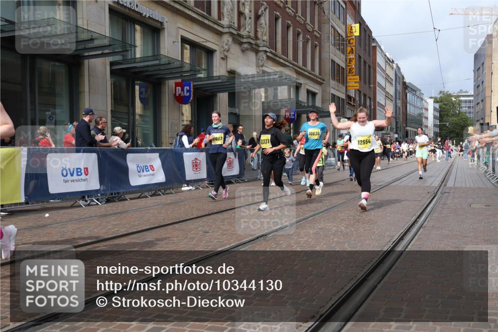 13.09.2026 - 21. swb-Marathon Bremen Strokosch-Dieckow http://msf.ph/oto/10344130 13.09.2026 11:09:00 Ziel 10314, 10321, 10556, 10570, 10630, 10664, 10686, 10694, 10769, 10823, 10981, 10983, 11091, 11138, 11225, 11304, 11578, 11764, 11882, 11883, 11914, 11915, 11987, 11995, 12155, 12322, 12337, 12491, 12532, 13607, 10217, 10399, 10455, 10469, 10599, 10609, 10630, 11011, 11053, 11074, 11358, 11421, 11434, 11531, 11710, 11718, 11812, 11905, 12192, 12256, 12353, 12438, 12517, 12554 meine-sportfotos.de
