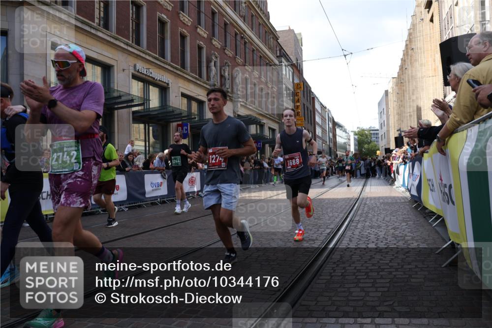 13.09.2026 - 21. swb-Marathon Bremen Strokosch-Dieckow http://msf.ph/oto/10344176 13.09.2026 13:29:11 Ziel 132, 303, 596, 651, 1083, 1243, 1365, 1387, 1545, 1581, 1823, 2076, 2301, 2742, 2867, 2957, 3030, 3258, 3721, 3846, 3912, 4541, 4576, 5244, 5599, 6006, 6030, 6103, 6384, 6499, 6690, 6930, 7013, 7384, 7426, 7631, 7649, 7860, 7884, 8007, 8009, 8066, 8099, 8277, 8338, 8481, 8594, 8675, 8831, 9249, 9770, 9889, 10013, 10128, 13031, 394, 430, 565, 687, 722, 725, 745, 936, 1014, 1274, 1545, 1688, 2023, 2070, 2223, 2378, 2851, 2867, 3419, 3665, 3796, 3938, 4590, 5036, 5225, 5267 meine-sportfotos.de