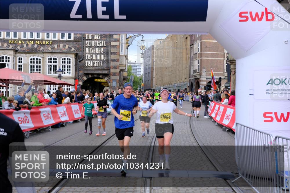 13.09.2026 - 21. swb-Marathon Bremen Tim E. http://msf.ph/oto/10344231 13.09.2026 11:14:30 Ziel 10395, 10396, 10402, 10586, 10784, 10854, 11027, 11233, 11535, 11703, 11864, 11902, 12100 meine-sportfotos.de