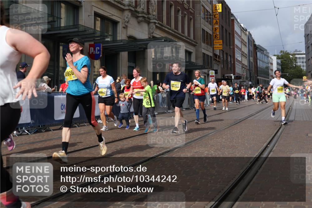 13.09.2026 - 21. swb-Marathon Bremen Strokosch-Dieckow http://msf.ph/oto/10344242 13.09.2026 11:09:02 Ziel 10314, 10321, 10556, 10664, 10686, 10694, 10769, 10823, 10981, 10983, 11091, 11225, 11304, 11578, 11764, 11882, 11883, 11914, 11915, 11987, 11995, 12155, 12322, 12337, 12474, 12491, 12532, 13607, 10217, 10321, 10399, 10455, 10469, 10570, 10599, 10630, 11011, 11053, 11074, 11138, 11358, 11421, 11434, 11531, 11710, 11718, 11812, 11905, 12192, 12256, 12353, 12438, 12517, 12554 meine-sportfotos.de