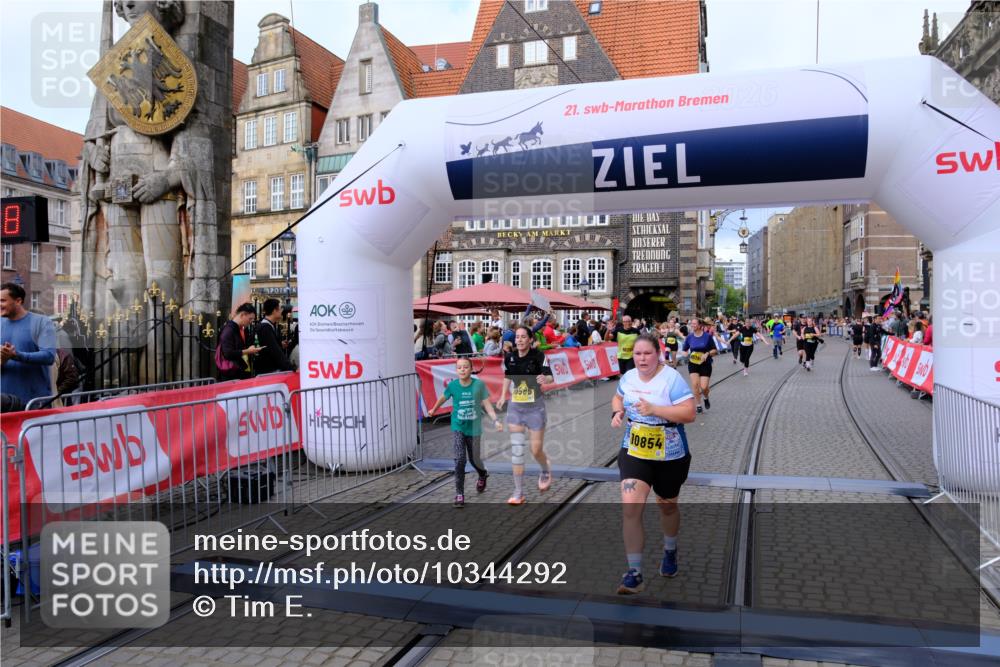 13.09.2026 - 21. swb-Marathon Bremen Tim E. http://msf.ph/oto/10344292 13.09.2026 11:14:34 Ziel 10395, 10396, 10402, 10586, 10784, 10854, 11173, 11233, 11363, 11535, 11703, 11864, 12100 meine-sportfotos.de
