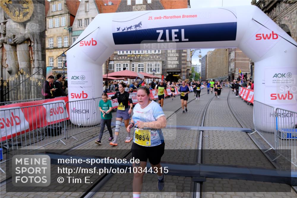 13.09.2026 - 21. swb-Marathon Bremen Tim E. http://msf.ph/oto/10344315 13.09.2026 11:14:35 Ziel 10303, 10395, 10396, 10402, 10586, 10784, 10854, 11041, 11140, 11173, 11233, 11363, 11535, 11703, 11864, 12100 meine-sportfotos.de
