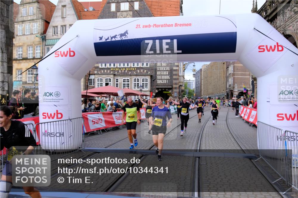 13.09.2026 - 21. swb-Marathon Bremen Tim E. http://msf.ph/oto/10344341 13.09.2026 11:14:37 Ziel 10303, 10395, 10396, 10402, 10586, 10722, 10784, 10854, 11041, 11140, 11173, 11233, 11363, 11535, 11703, 11864, 12100, 12431 meine-sportfotos.de