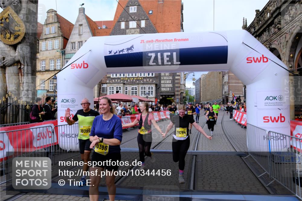 13.09.2026 - 21. swb-Marathon Bremen Tim E. http://msf.ph/oto/10344456 13.09.2026 11:14:39 Ziel 10303, 10395, 10396, 10402, 10586, 10722, 10784, 10854, 11041, 11140, 11173, 11233, 11363, 11535, 11703, 11864, 12100, 12112, 12431 meine-sportfotos.de
