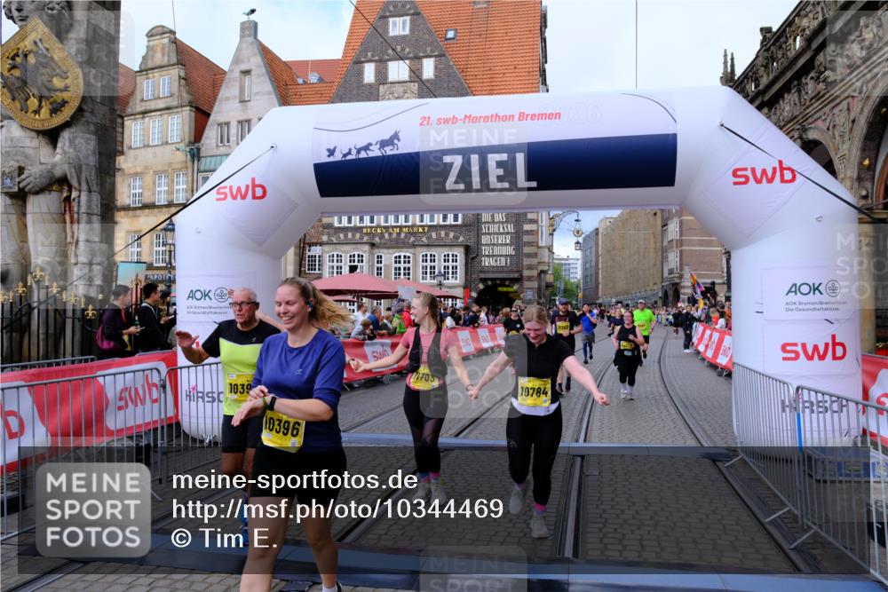 13.09.2026 - 21. swb-Marathon Bremen Tim E. http://msf.ph/oto/10344469 13.09.2026 11:14:39 Ziel 10303, 10395, 10396, 10402, 10586, 10722, 10784, 10854, 11041, 11140, 11173, 11233, 11363, 11535, 11703, 11864, 12100, 12112, 12431 meine-sportfotos.de