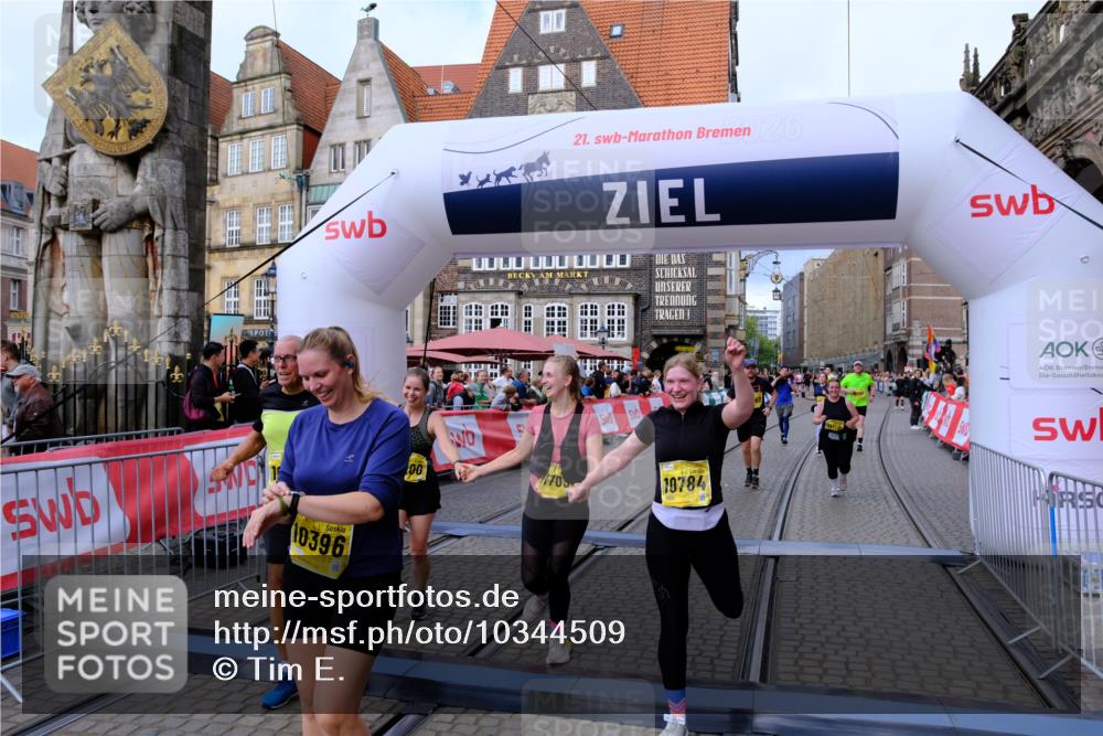 13.09.2026 - 21. swb-Marathon Bremen Tim E. http://msf.ph/oto/10344509 13.09.2026 11:14:39 Ziel 10303, 10395, 10396, 10402, 10586, 10722, 10784, 10854, 11041, 11140, 11173, 11233, 11363, 11535, 11703, 11864, 12100, 12112, 12431 meine-sportfotos.de