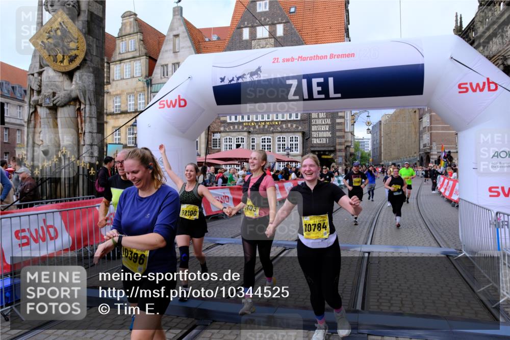 13.09.2026 - 21. swb-Marathon Bremen Tim E. http://msf.ph/oto/10344525 13.09.2026 11:14:39 Ziel 10303, 10395, 10396, 10402, 10586, 10722, 10784, 10854, 11041, 11140, 11173, 11233, 11363, 11535, 11703, 11864, 12100, 12112, 12431 meine-sportfotos.de