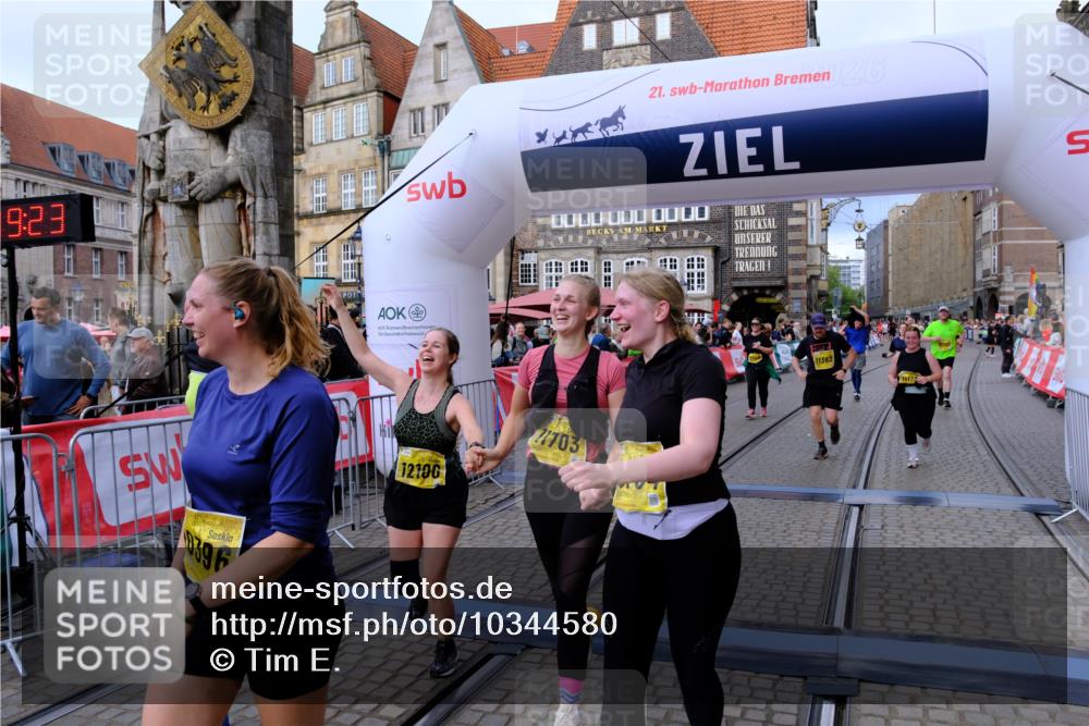 13.09.2026 - 21. swb-Marathon Bremen Tim E. http://msf.ph/oto/10344580 13.09.2026 11:14:40 Ziel 10303, 10395, 10396, 10402, 10586, 10722, 10784, 10854, 11041, 11140, 11173, 11233, 11363, 11535, 11703, 11864, 12100, 12112, 12431 meine-sportfotos.de
