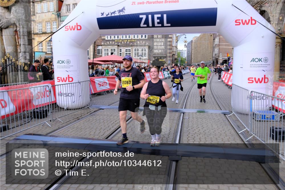13.09.2026 - 21. swb-Marathon Bremen Tim E. http://msf.ph/oto/10344612 13.09.2026 11:14:42 Ziel 10303, 10395, 10396, 10402, 10586, 10722, 10784, 10854, 11041, 11140, 11173, 11363, 11703, 11864, 12100, 12112, 12431 meine-sportfotos.de