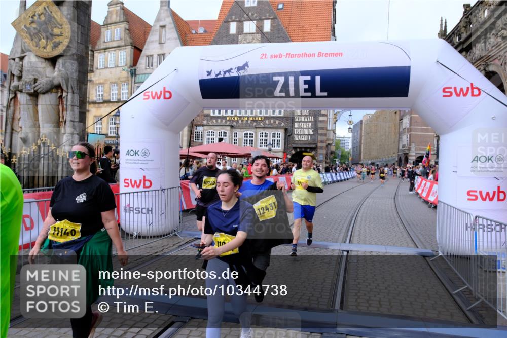 13.09.2026 - 21. swb-Marathon Bremen Tim E. http://msf.ph/oto/10344738 13.09.2026 11:14:46 Ziel 10303, 10395, 10396, 10586, 10722, 10784, 11041, 11140, 11173, 11363, 11408, 11703, 12100, 12112, 12431 meine-sportfotos.de