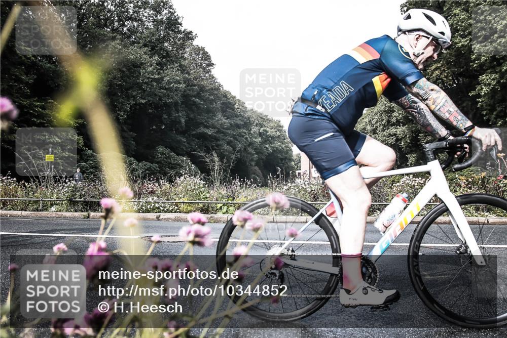 13.09.2026 - Stadtparktriathlon H.Heesch http://msf.ph/oto/10344852 13.09.2026 10:52:28 Radfahren 371, 490, 568, 575, 581 meine-sportfotos.de