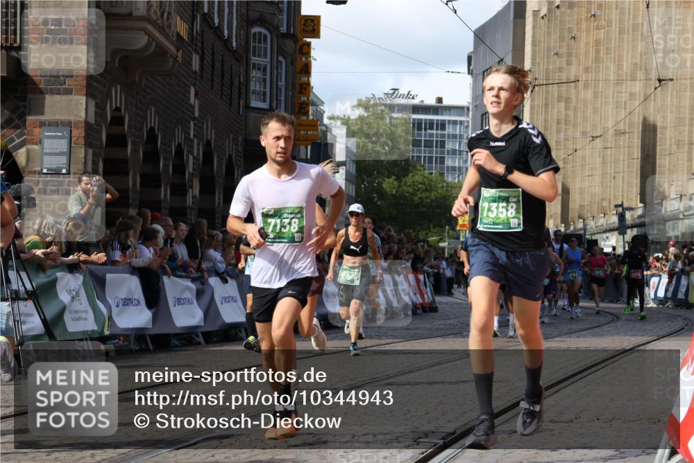 13.09.2026 - 21. swb-Marathon Bremen Strokosch-Dieckow http://msf.ph/oto/10344943 13.09.2026 13:27:45 Ziel 242, 323, 593, 940, 1006, 1373, 1574, 2345, 2668, 3273, 3385, 3496, 3521, 5081, 5220, 5290, 5358, 5616, 6071, 6288, 6306, 7110, 9343, 9760, 10113, 13147, 488, 534, 762, 1343, 1456, 3135, 3480, 3576, 4106, 4133, 4265, 4744, 5462, 6468, 6522, 7042, 8188, 8351, 9067, 9145, 13069, 13198 meine-sportfotos.de