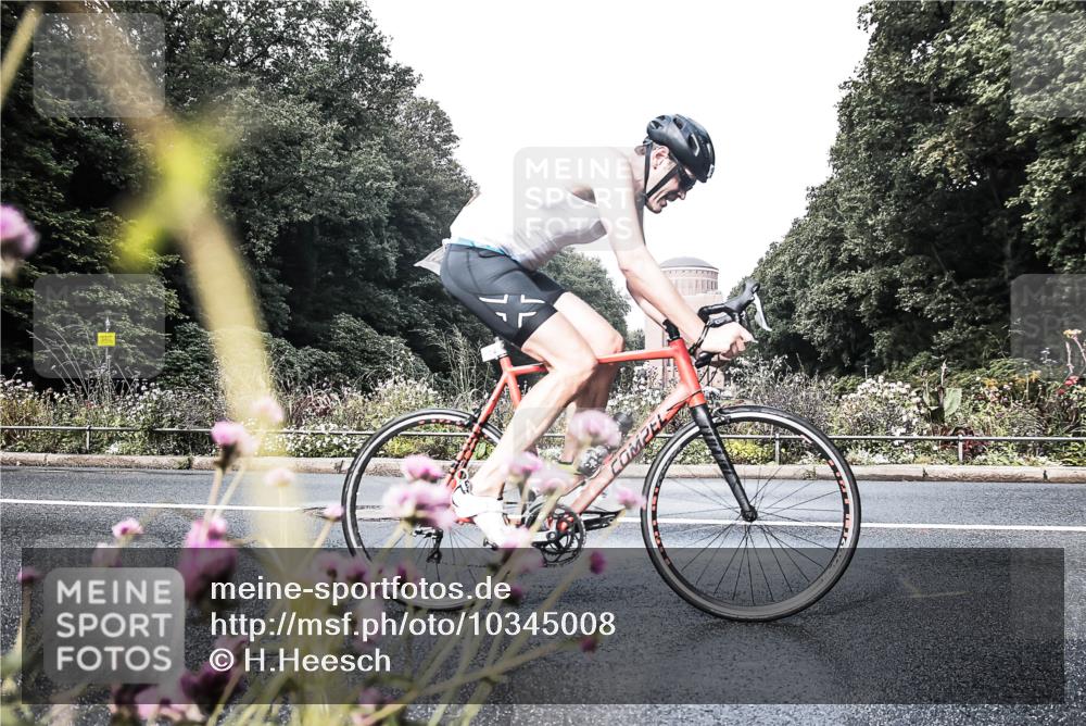 13.09.2026 - Stadtparktriathlon H.Heesch http://msf.ph/oto/10345008 13.09.2026 10:53:08 Radfahren 403, 484, 504, 691 meine-sportfotos.de