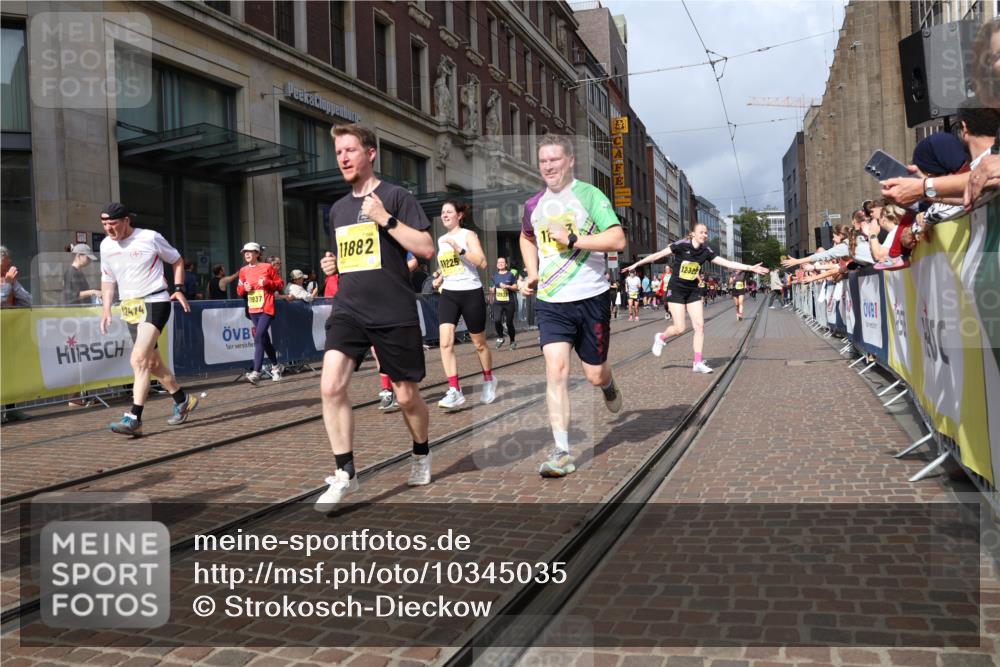 13.09.2026 - 21. swb-Marathon Bremen Strokosch-Dieckow http://msf.ph/oto/10345035 13.09.2026 11:09:20 Ziel 10234, 10386, 10417, 10424, 10556, 10645, 10696, 10712, 10737, 10769, 10785, 10981, 10990, 10991, 11192, 11225, 11914, 11937, 12409, 12449, 12474, 12532, 10314, 10321, 10455, 10556, 10570, 10630, 10664, 10686, 10694, 10769, 10823, 10983, 11011, 11091, 11138, 11304, 11531, 11578, 11764, 11882, 11883, 11905, 11914, 11915, 11987, 11995, 12155, 12192, 12322, 12337, 12491, 12554, 13607 meine-sportfotos.de