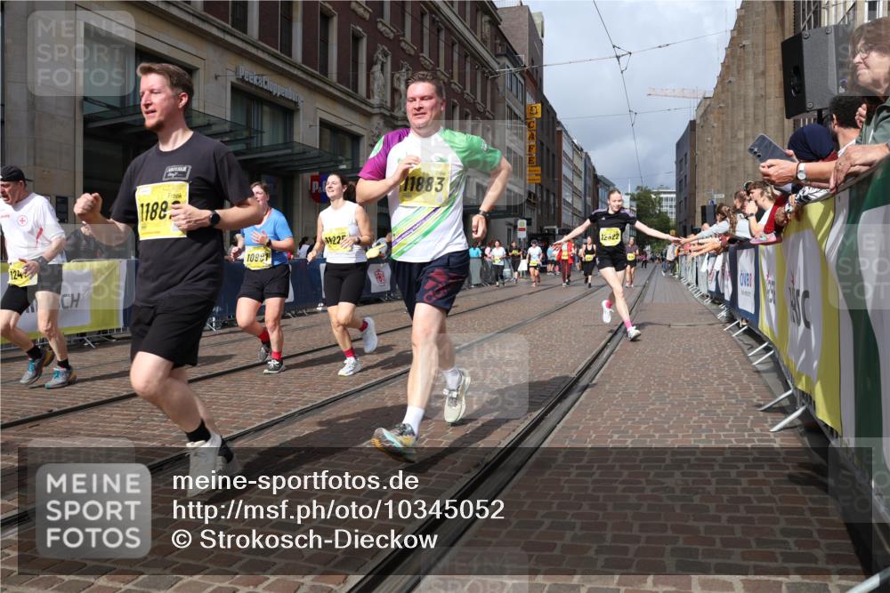 13.09.2026 - 21. swb-Marathon Bremen Strokosch-Dieckow http://msf.ph/oto/10345052 13.09.2026 11:09:20 Ziel 10234, 10386, 10417, 10424, 10556, 10645, 10696, 10712, 10737, 10769, 10785, 10981, 10990, 10991, 11192, 11225, 11914, 11937, 12409, 12449, 12474, 12532, 10314, 10321, 10455, 10556, 10570, 10630, 10664, 10686, 10694, 10769, 10823, 10983, 11011, 11091, 11138, 11304, 11531, 11578, 11764, 11882, 11883, 11905, 11914, 11915, 11987, 11995, 12155, 12192, 12322, 12337, 12491, 12554, 13607 meine-sportfotos.de