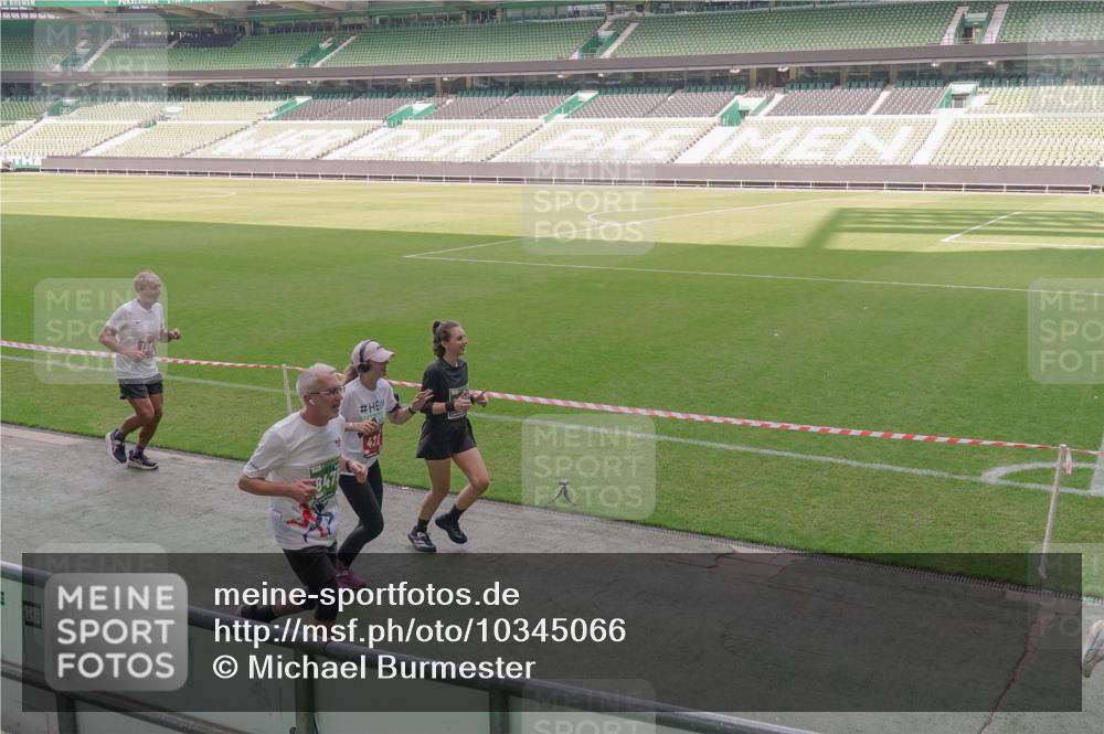 13.09.2026 - 21. swb-Marathon Bremen Michael Burmester http://msf.ph/oto/10345066 13.09.2026 13:31:12 Laufen im Stadion 122, 224, 295, 297, 405, 487, 639, 767, 806, 840, 965, 1114, 1142, 1310, 1314, 1326, 1329, 1529, 1633, 1634, 1775, 1801, 1810, 1811, 1869, 1892, 1904, 1983, 2216, 2242, 2249, 2263, 2344, 2368, 2372, 2449, 2615, 2629, 2637, 2643, 2677, 2719, 2726, 2738, 2869, 2871, 2877, 2918, 2945, 2952, 2994, 3038, 3094, 3101, 3140, 3223, 3227, 3286, 3379, 3401, 3426, 3572, 3644, 3723, 3736, 3873, 3876, 3918, 3929, 3944, 4056, 357 meine-sportfotos.de