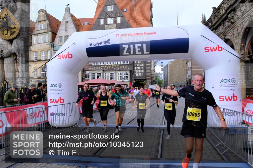 13.09.2026 - 21. swb-Marathon Bremen Tim E. http://msf.ph/oto/10345123 13.09.2026 11:15:07 Ziel 10271, 10519, 10557, 10605, 10705, 10752, 10776, 10805, 11085, 11097, 11098, 11186, 11288, 11645, 11673, 11876, 11974, 12191, 12193 meine-sportfotos.de