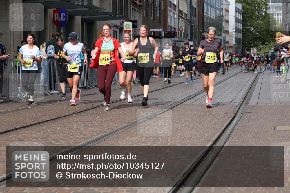 13.09.2026 - 21. swb-Marathon Bremen Strokosch-Dieckow http://msf.ph/oto/10345127 13.09.2026 11:09:23 Ziel 10234, 10386, 10417, 10424, 10645, 10696, 10712, 10737, 10785, 10990, 10991, 11192, 11383, 11437, 11937, 12409, 12449, 12474, 12532, 10314, 10321, 10556, 10570, 10630, 10664, 10686, 10694, 10769, 10823, 10981, 10983, 11091, 11138, 11225, 11304, 11578, 11764, 11882, 11883, 11914, 11915, 11987, 11995, 12155, 12192, 12322, 12337, 12491, 12554, 13607 meine-sportfotos.de