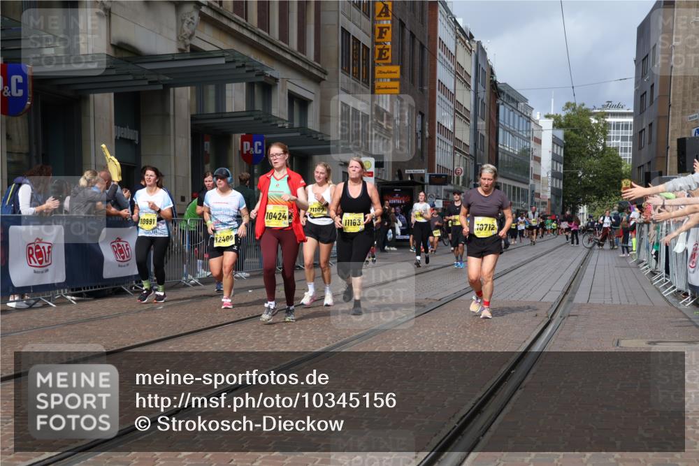 13.09.2026 - 21. swb-Marathon Bremen Strokosch-Dieckow http://msf.ph/oto/10345156 13.09.2026 11:09:24 Ziel 10234, 10386, 10417, 10424, 10645, 10696, 10712, 10737, 10785, 10990, 10991, 11192, 11383, 11437, 11937, 12409, 12449, 12474, 12532, 10314, 10321, 10556, 10570, 10630, 10664, 10686, 10694, 10769, 10823, 10981, 10983, 11091, 11138, 11225, 11304, 11578, 11764, 11882, 11883, 11914, 11915, 11987, 11995, 12155, 12322, 12337, 12491, 12532, 12554, 13607 meine-sportfotos.de