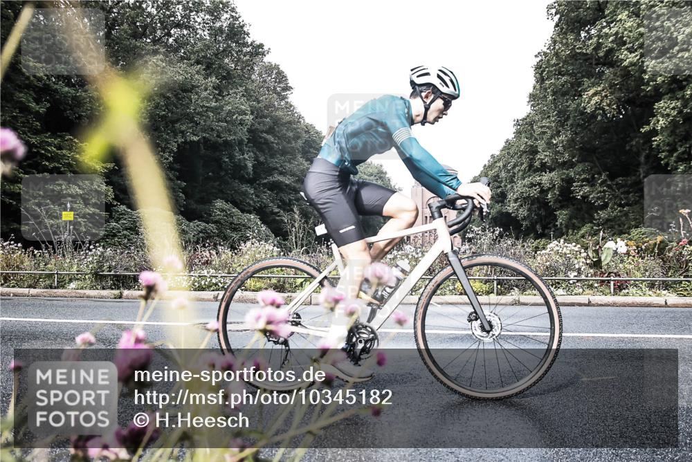 13.09.2026 - Stadtparktriathlon H.Heesch http://msf.ph/oto/10345182 13.09.2026 10:54:03 Radfahren 408, 489, 519, 622 meine-sportfotos.de