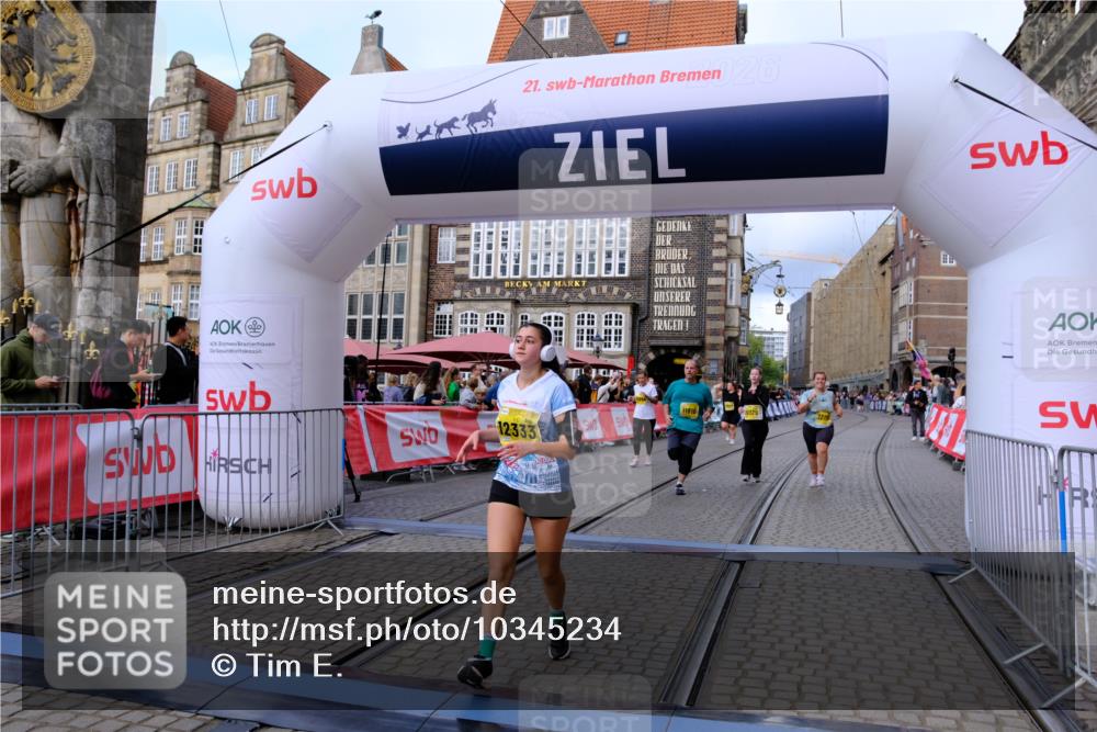 13.09.2026 - 21. swb-Marathon Bremen Tim E. http://msf.ph/oto/10345234 13.09.2026 11:15:18 Ziel 10271, 10325, 10557, 10605, 10752, 10776, 11085, 11288, 11645, 11673, 11694, 11810, 11876, 11974, 11990, 12110, 12191, 12193, 12333 meine-sportfotos.de
