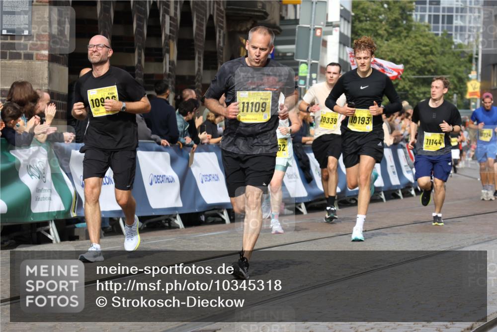 13.09.2026 - 21. swb-Marathon Bremen Strokosch-Dieckow http://msf.ph/oto/10345318 13.09.2026 10:52:47 Ziel 10761, 10812, 10958, 11109, 11350, 11604, 11605, 11610, 11669, 12319, 12361, 12439, 12533, 10304, 10714, 10734, 10863, 11038, 11238, 11386, 11575, 11766, 12019, 12369 meine-sportfotos.de