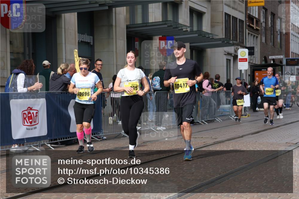 13.09.2026 - 21. swb-Marathon Bremen Strokosch-Dieckow http://msf.ph/oto/10345386 13.09.2026 11:09:30 Ziel 10234, 10386, 10417, 10424, 10435, 10645, 10696, 10712, 10737, 10785, 10990, 10991, 11119, 11192, 11383, 11437, 11441, 11937, 12409, 12449, 10314, 10424, 10556, 10664, 10686, 10694, 10769, 10823, 10981, 10983, 11091, 11192, 11225, 11764, 11882, 11883, 11914, 11915, 11987, 11995, 12155, 12322, 12474, 12491, 12532, 13607 meine-sportfotos.de
