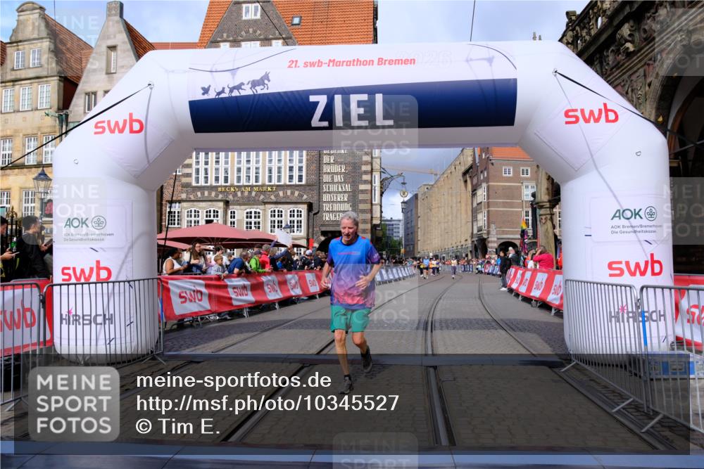 13.09.2026 - 21. swb-Marathon Bremen Tim E. http://msf.ph/oto/10345527 13.09.2026 11:15:46 Ziel 10606, 11424, 11504 meine-sportfotos.de