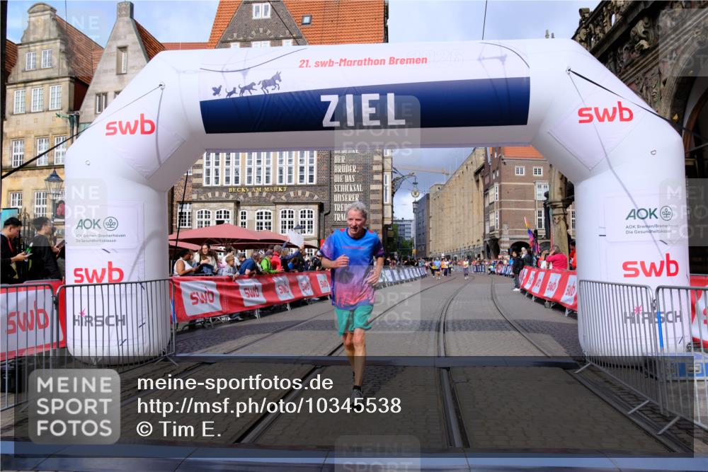 13.09.2026 - 21. swb-Marathon Bremen Tim E. http://msf.ph/oto/10345538 13.09.2026 11:15:46 Ziel 10606, 11424, 11504 meine-sportfotos.de
