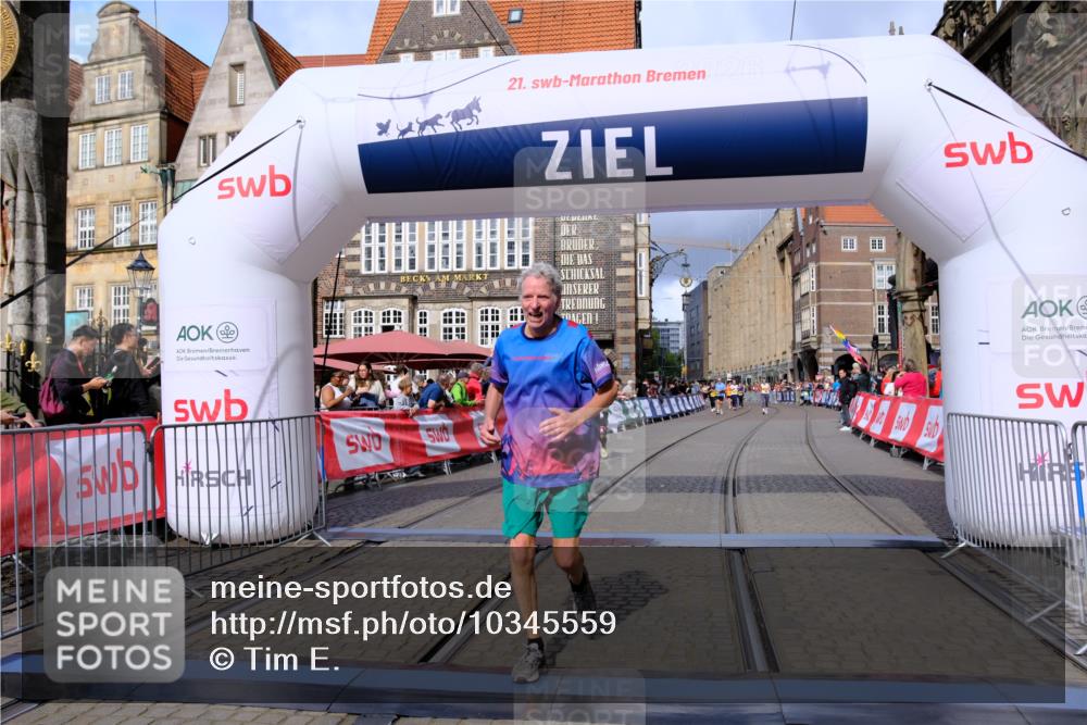 13.09.2026 - 21. swb-Marathon Bremen Tim E. http://msf.ph/oto/10345559 13.09.2026 11:15:46 Ziel 10606, 11424, 11504 meine-sportfotos.de