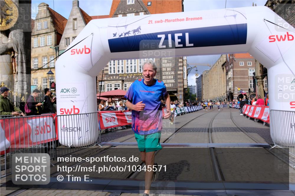 13.09.2026 - 21. swb-Marathon Bremen Tim E. http://msf.ph/oto/10345571 13.09.2026 11:15:46 Ziel 10606, 11424, 11504 meine-sportfotos.de