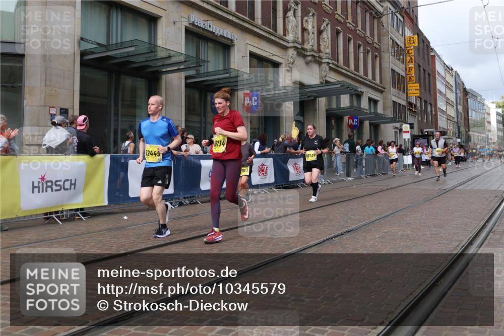 13.09.2026 - 21. swb-Marathon Bremen Strokosch-Dieckow http://msf.ph/oto/10345579 13.09.2026 11:09:37 Ziel 10299, 10435, 10645, 10737, 10751, 11119, 11383, 11437, 11441, 12207, 12449, 10234, 10386, 10417, 10424, 10556, 10664, 10694, 10696, 10712, 10769, 10785, 10823, 10981, 10990, 10991, 11192, 11225, 11764, 11882, 11883, 11914, 11915, 11937, 11995, 12322, 12409, 12474, 12491, 12532, 13607 meine-sportfotos.de
