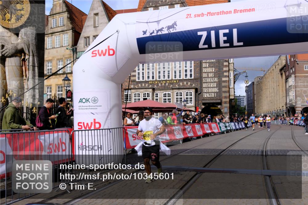 13.09.2026 - 21. swb-Marathon Bremen Tim E. http://msf.ph/oto/10345601 13.09.2026 11:15:50 Ziel 10606, 11504, 12137 meine-sportfotos.de