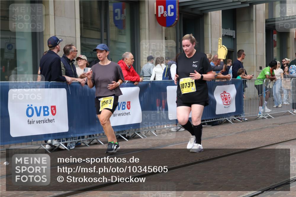 13.09.2026 - 21. swb-Marathon Bremen Strokosch-Dieckow http://msf.ph/oto/10345605 13.09.2026 11:09:38 Ziel 10299, 10435, 10645, 10737, 10751, 11119, 11383, 11437, 11441, 12207, 12449, 10234, 10386, 10417, 10424, 10556, 10664, 10694, 10696, 10712, 10769, 10785, 10823, 10981, 10990, 10991, 11192, 11225, 11882, 11883, 11914, 11915, 11937, 11995, 12322, 12409, 12474, 12491, 12532, 13607 meine-sportfotos.de